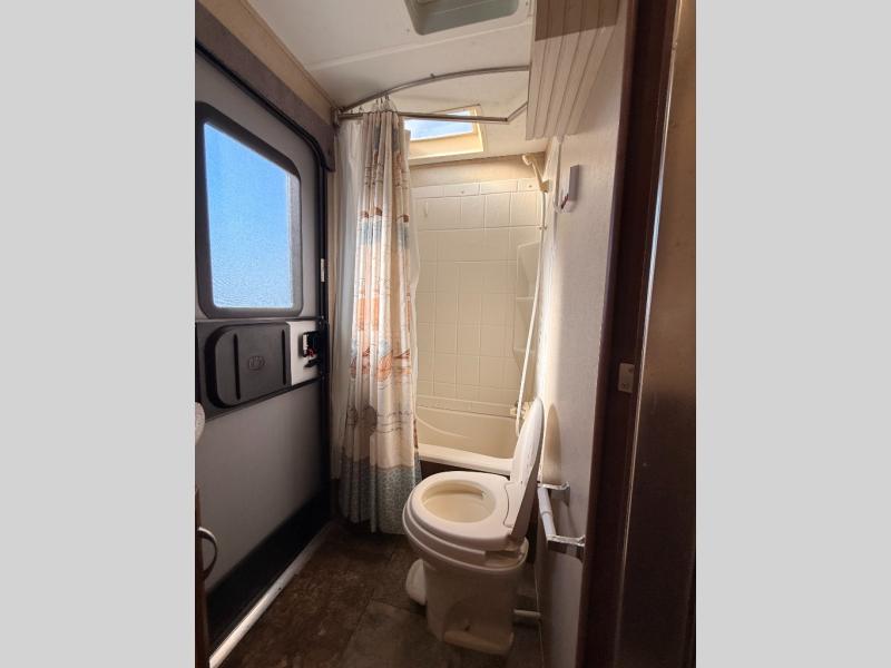 2015 Coachmen RV Freedom Express 28SE photo 26