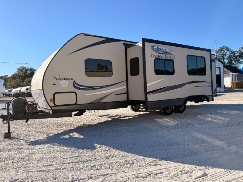 2015 Coachmen RV Freedom Express 28SE photo 3