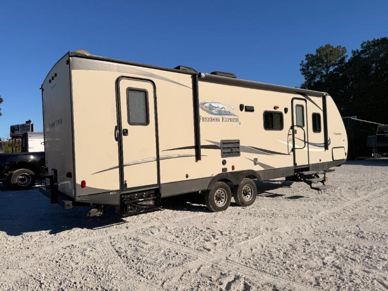 2015 Coachmen RV Freedom Express 28SE photo 6