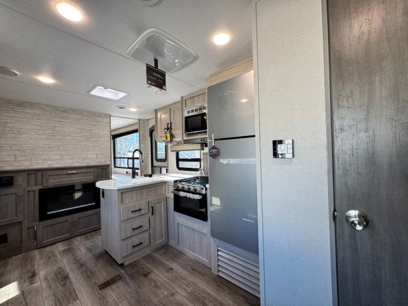 2026 Coachmen RV Catalina Legacy Edition 343BHTS 2 Queen Beds photo 10