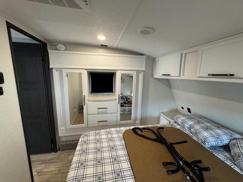2026 Dutchmen RV Voltage V-Series 3800 Toy Hauler photo 37