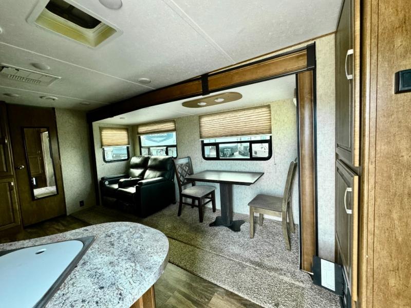 2017 Forest River RV Wildcat 251RBQ photo 7