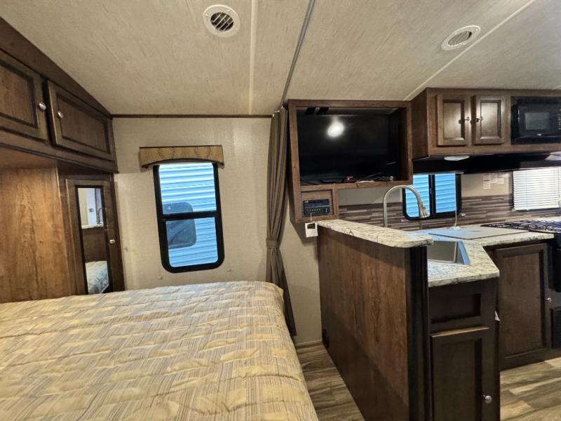 2018 Cruiser MPG 2120RB photo 21
