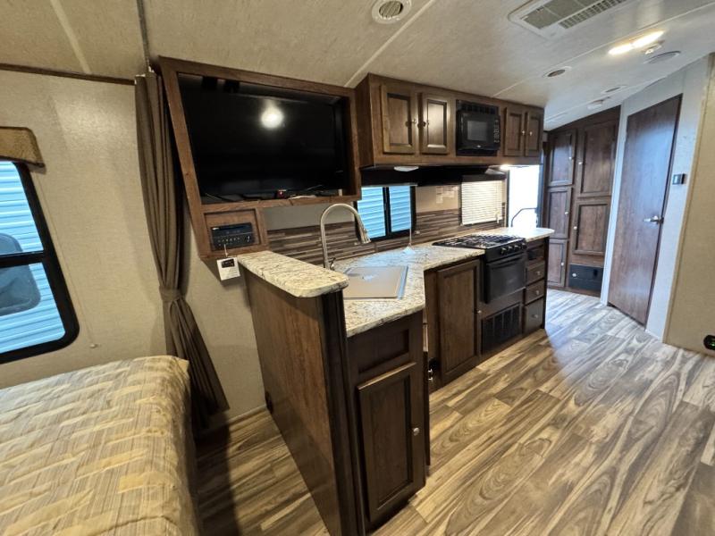 2018 Cruiser MPG 2120RB photo 12